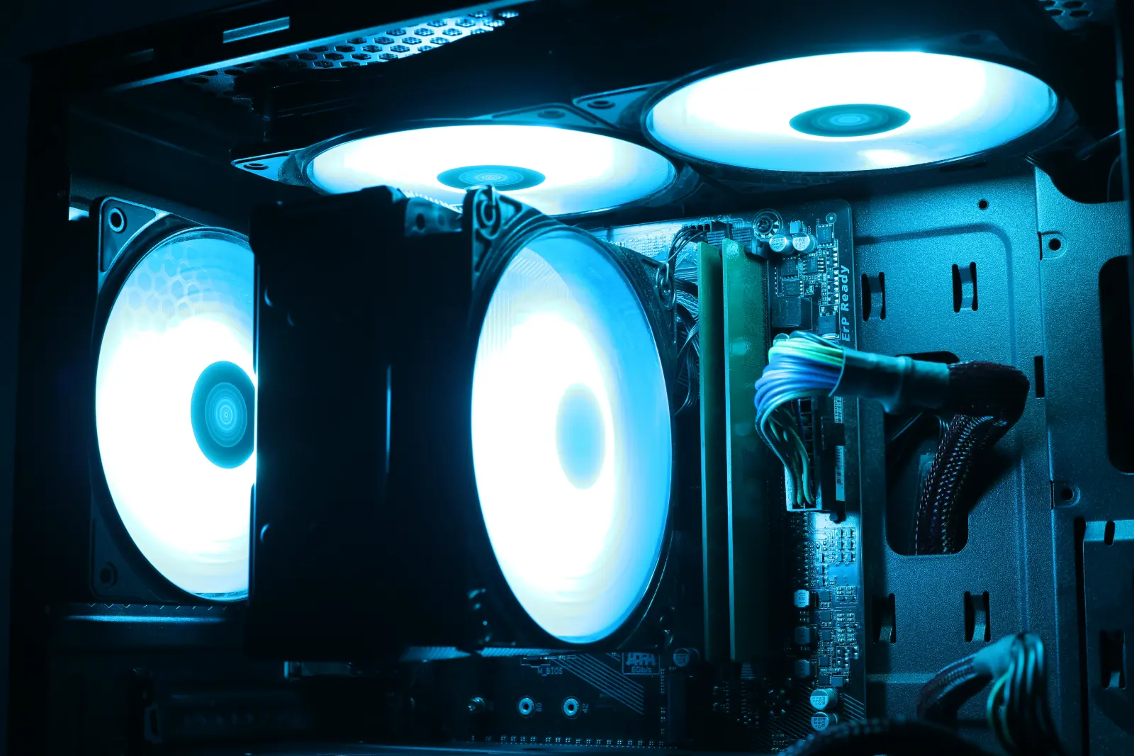 Computerkühlung mit blauer Beleuchtung in einem leistungsstarken Rechner