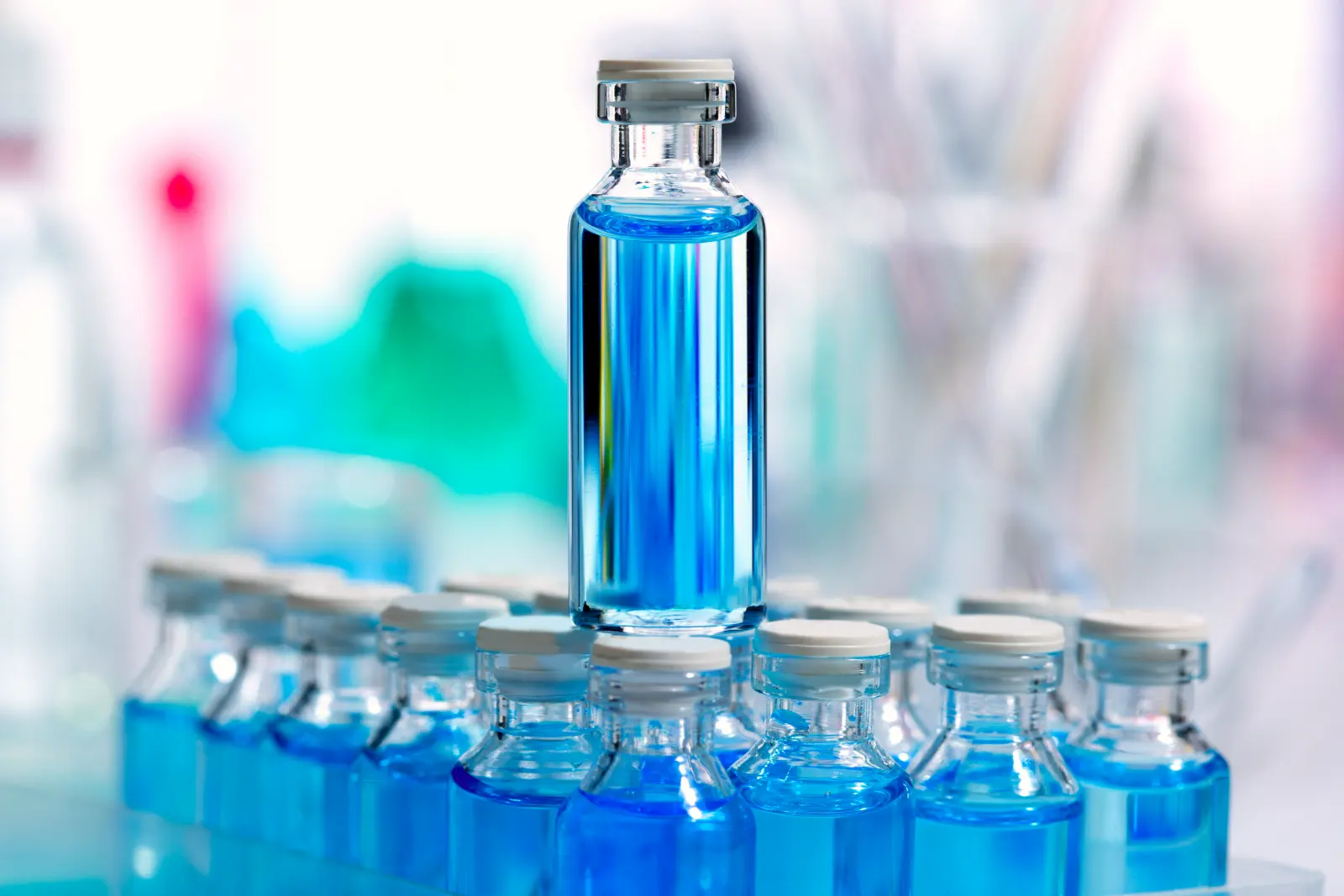 Blaue Glasflaschen in einem wissenschaftlichen Labor