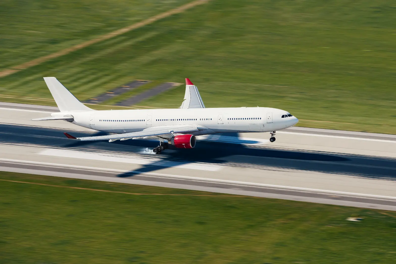 Flugzeug setzt auf der Landebahn eines Flughafens auf
