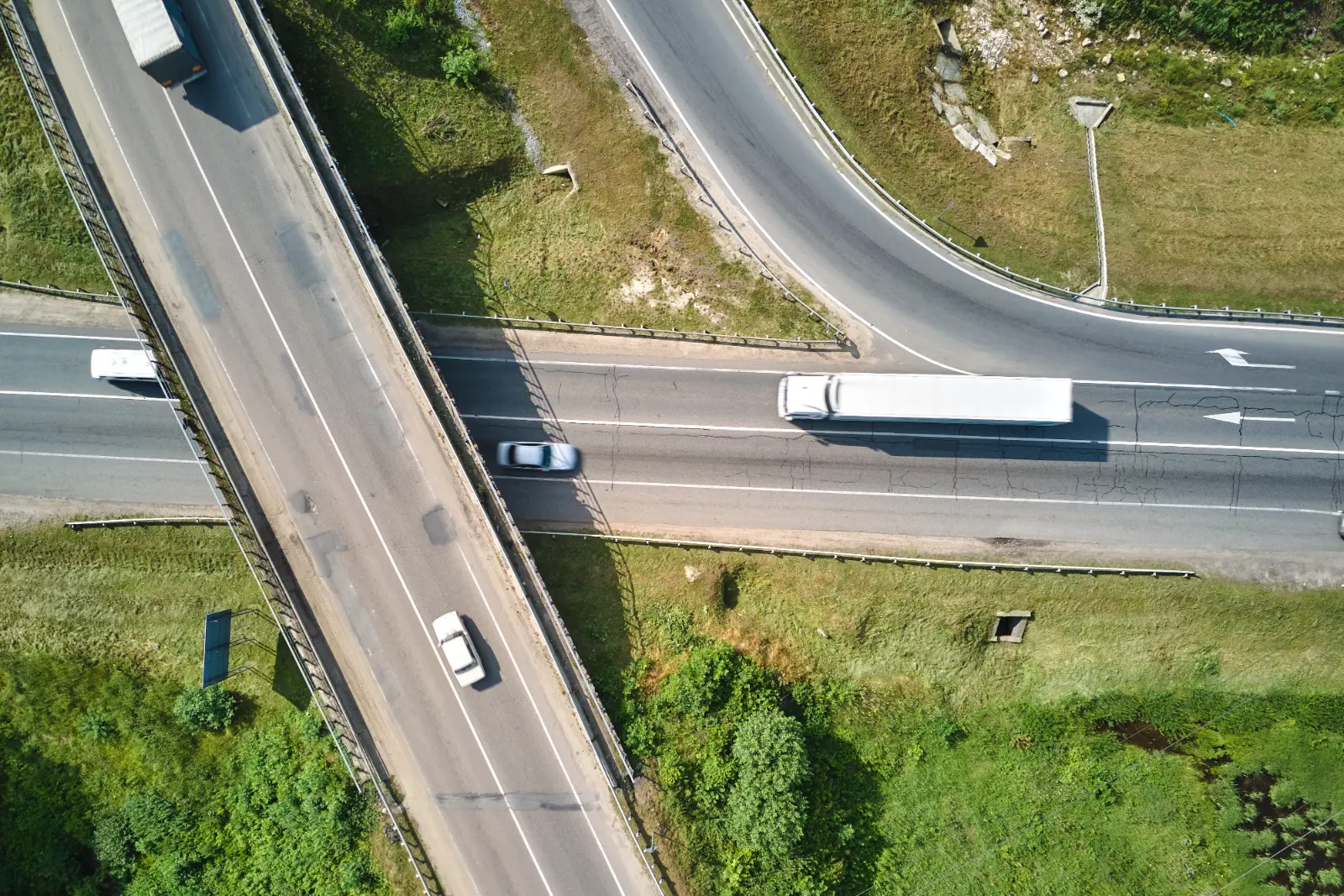 Luftaufnahme einer Straßenkreuzung mit dichtem Verkehr und Lastwagen