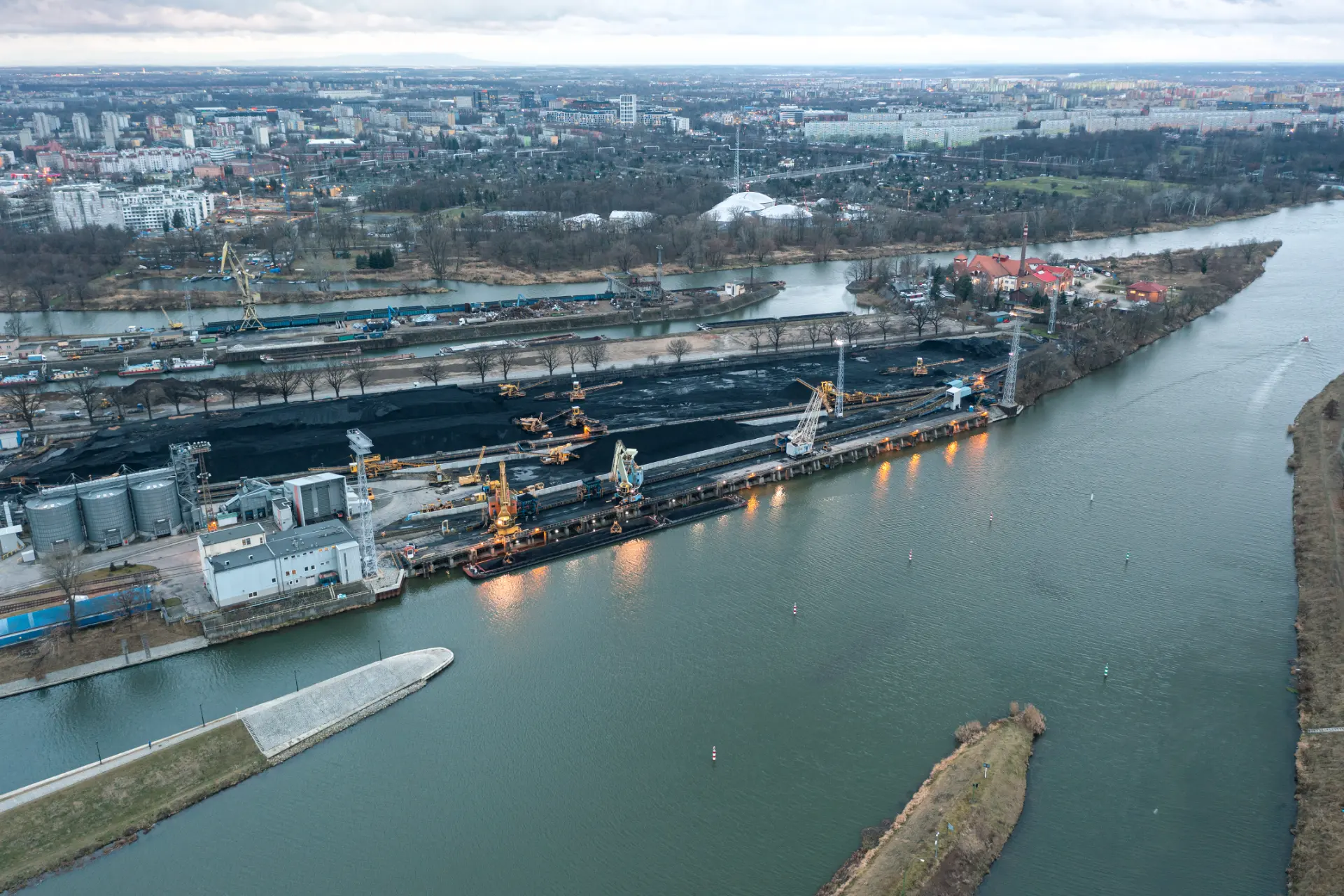 Luftaufnahme eines Industriehafens mit Kanälen und Lastkähnen